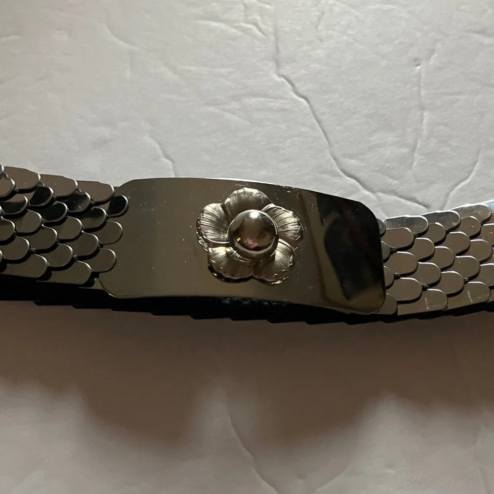 Vintage Silver Scaled Stretch Belt with Floral Buckle 30” to 36” Fit‎